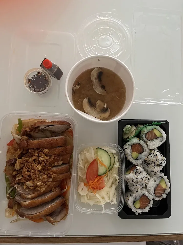 Canard Laqué Et Sushis